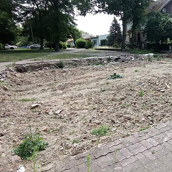 Z chodnika prosto do dziury. Niezabezpieczony wykop po rozbirce „Gryfa” grozi wypadkiem