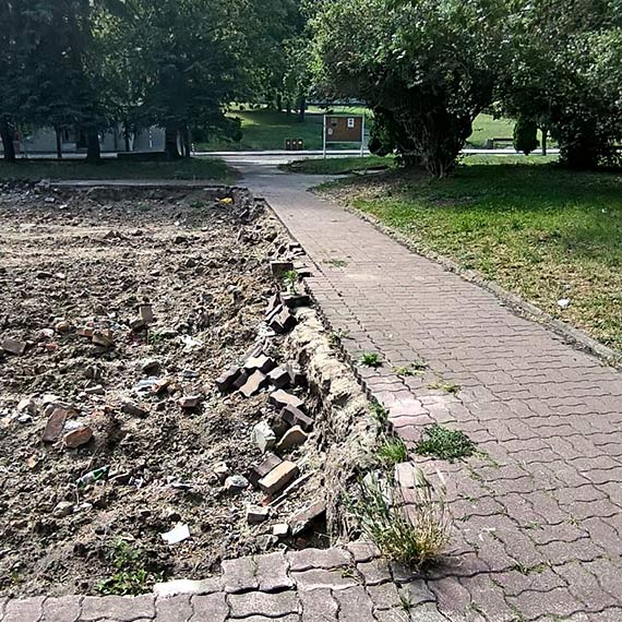 Z chodnika prosto do dziury. Niezabezpieczony wykop po rozbirce „Gryfa” grozi wypadkiem