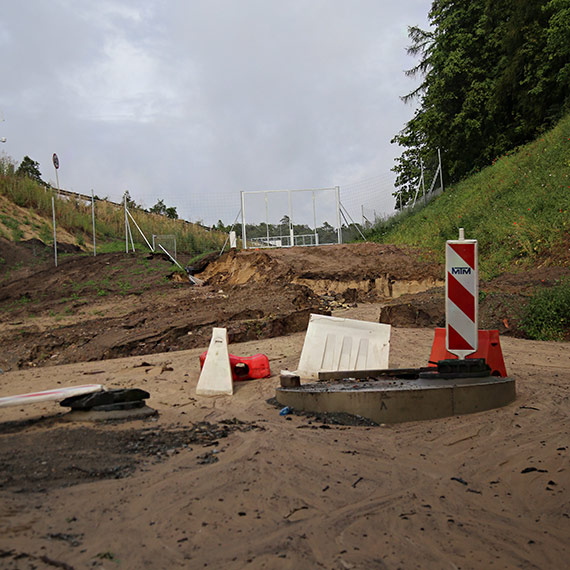 Ulewny deszcz wypłukał piach przy estakadzie S3. Zagrożenie na drodze w kierunku Wapnicy