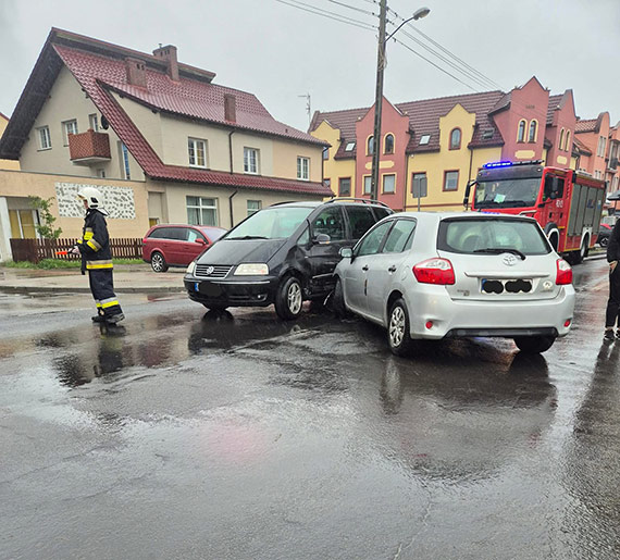Kolizja na skrzyżowaniu w Wolinie. Interweniowała straż i policja