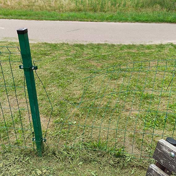 Zardzewiałe sprzęty, spróchniałe belki i brak ogrodzenia. Tak wygląda plac zabaw w Łuskowie