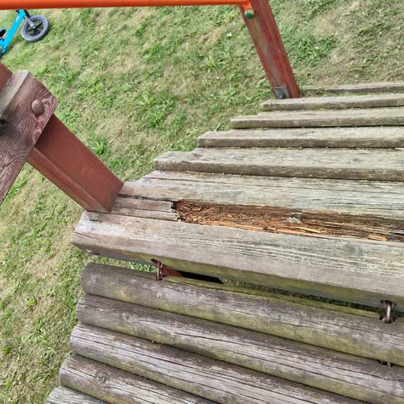 Zardzewiałe sprzęty, spróchniałe belki i brak ogrodzenia. Tak wygląda plac zabaw w Łuskowie