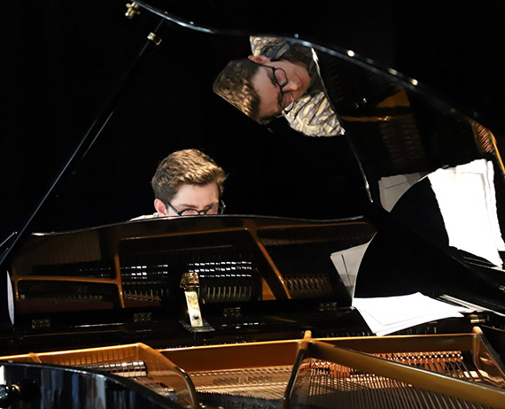 Owacje na stojąco – recital fortepianowy Jana Porzuczka w Międzyzdrojach