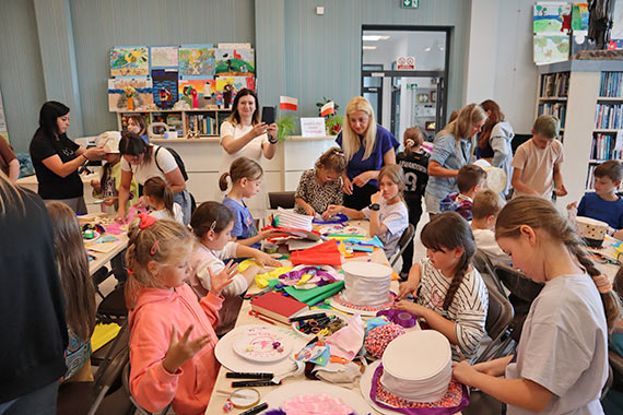Rodzinne warsztaty plastyczne w międzyzdrojskiej bibliotece