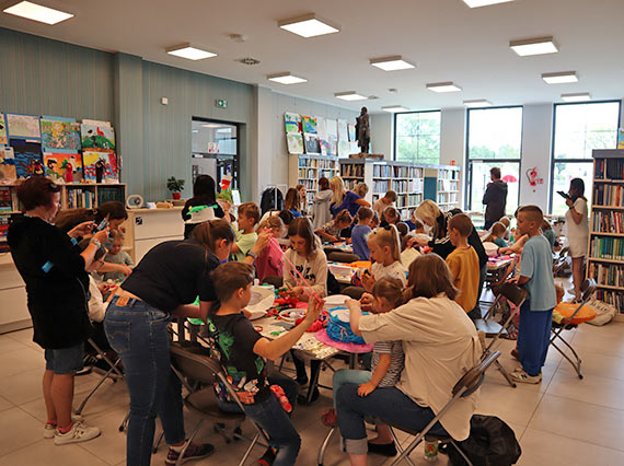 Rodzinne warsztaty plastyczne w międzyzdrojskiej bibliotece