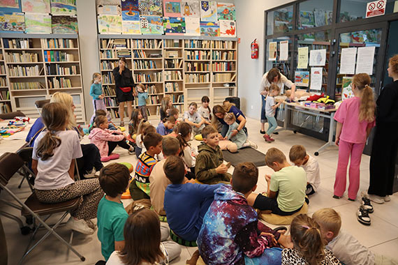 Rodzinne warsztaty plastyczne w międzyzdrojskiej bibliotece