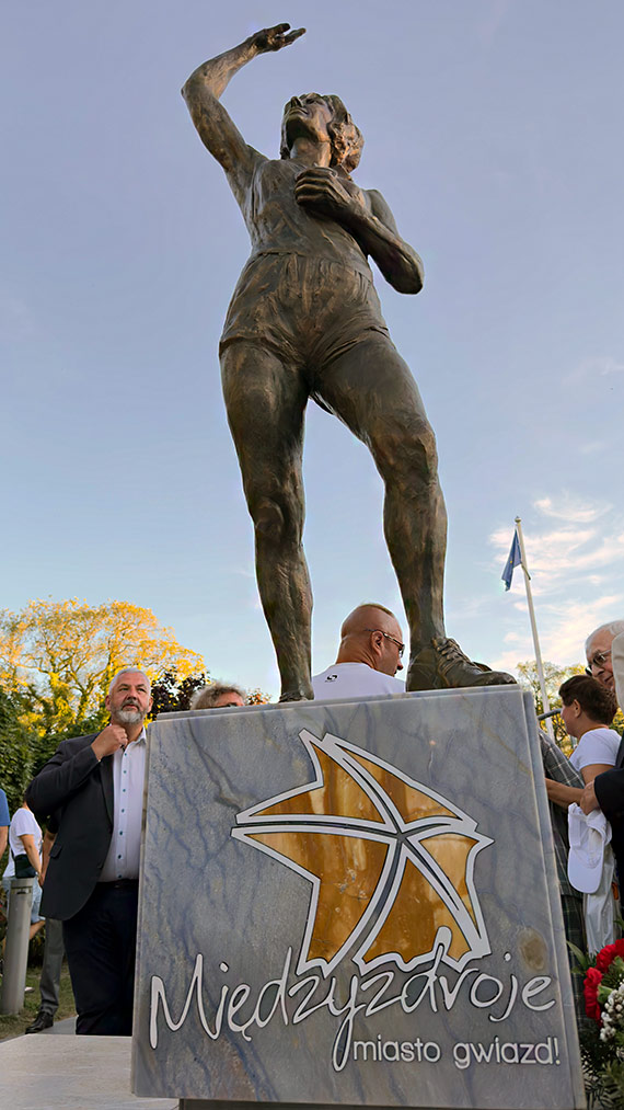 Pomnik Ireny Szewiskiej odsonity w Midzyzdrojach. Historyczna chwila na promenadzie