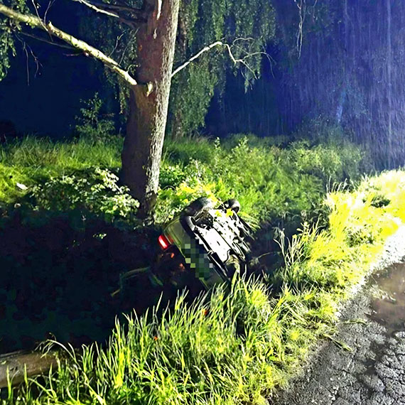 Po „dachowaniu” auta uciek� do lasu. Zosta� zatrzymany przez policjant�w