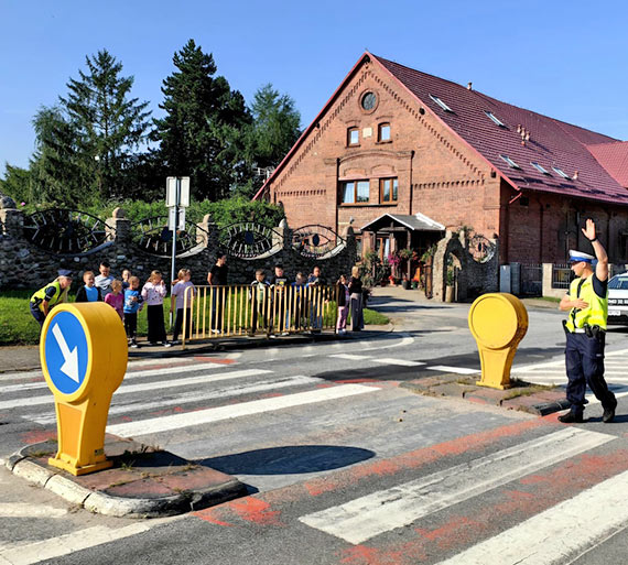 Bezpieczna droga do szkoy z kamieskimi policjantami