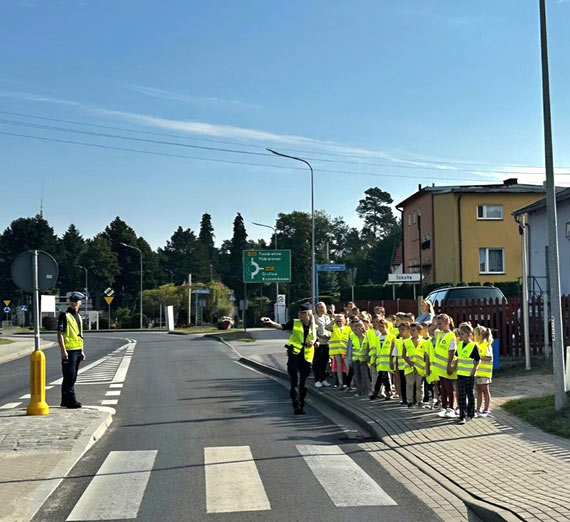 Bezpieczna droga do szkoy z kamieskimi policjantami