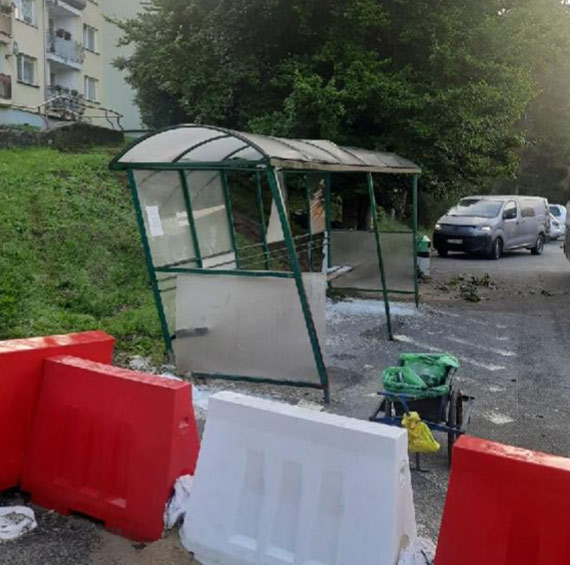 Uszkodzenie przystanku autobusowego przy ul. Witosa w Golczewie
