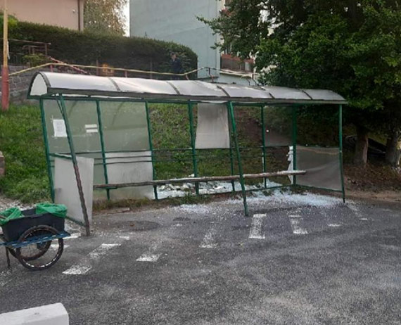 Uszkodzenie przystanku autobusowego przy ul. Witosa w Golczewie