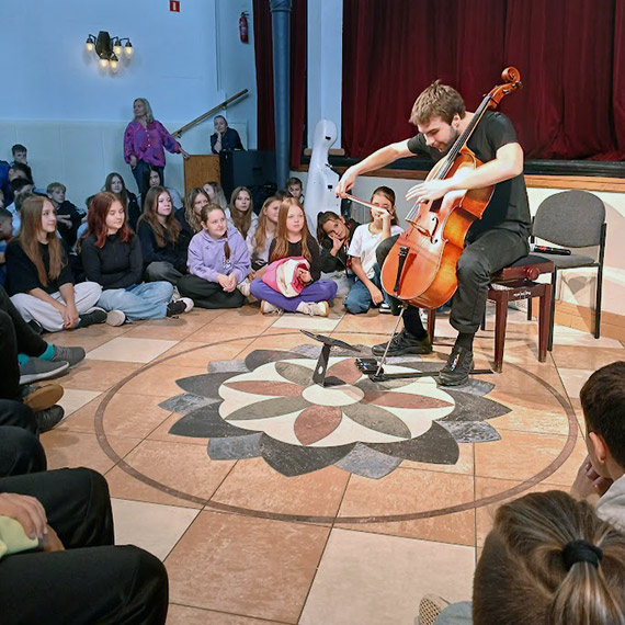 Wiolonczela na nowoczesn nut -koncert Antoniego Majewskiego w MDK