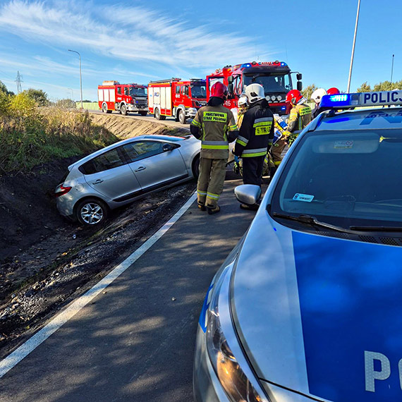Kolizja na trasie Troszyn-Troszynek. Samochód osobowy wpadł do rowu