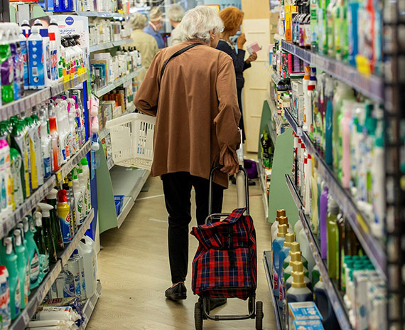 Nowe dane ze sklepów. Obecnie najbardziej drożeją art. tłuszczowe, chemia gospodarcza i napoje