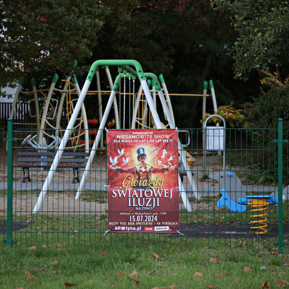 Midzyzdroje zatrzymay si w czasie? Plakat z 2024 roku nadal wisi przy placu zabaw