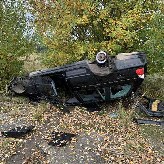 Wrak BMW na dawnym lotnisku w Śniatowie. „Tak nie może być, żeby sobie leżał”