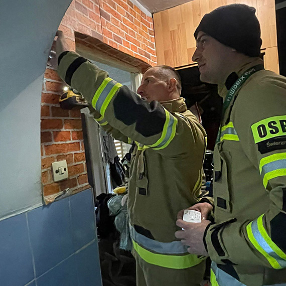 Straacy z OSP wierzno rozdaj czujki czadu mieszkacom gminy