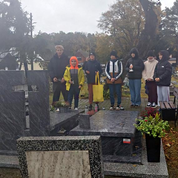 Uczniowie z Dziwnowa pamiętają o tych, którzy odeszli