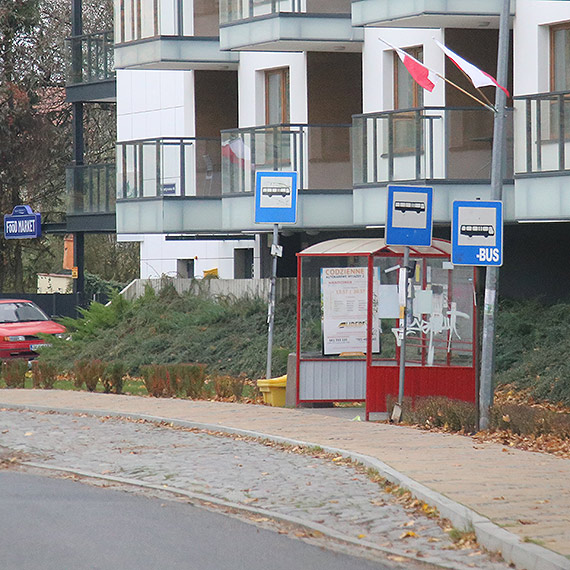 Trzy znaki, jedna wiata. Czas na mega nowoczesny przystanek z prawdziwego zdarzenia