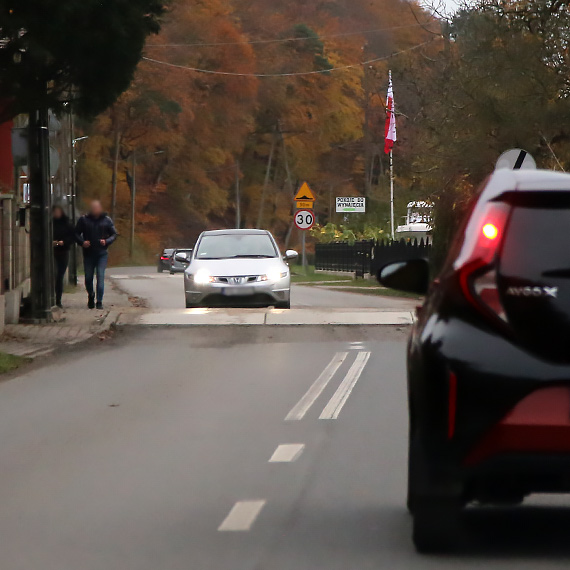 Na ulicy Nadbrzeżnej w Wicku nowa jakość jazdy - łagodniejsze progi, zatoczki i wyświetlacze prędkości!