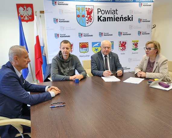 Podpisanie umowy na wiadczenie usug transportu publicznego w powiecie kamieskim