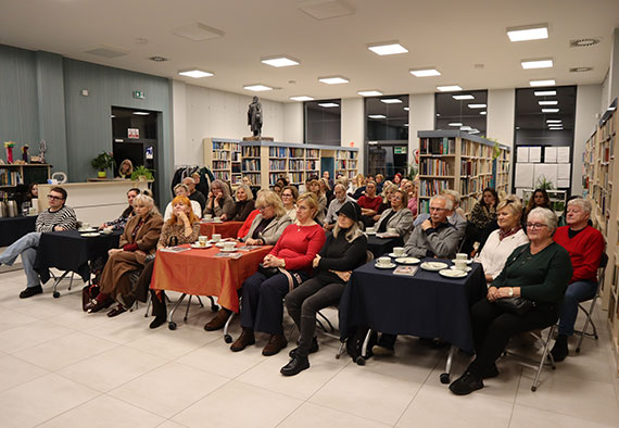„Dzięki terapii można na nowo zbudować siebie” – spotkanie autorskie z Katarzyną Glinką w międzyzdrojskiej bibliotece
