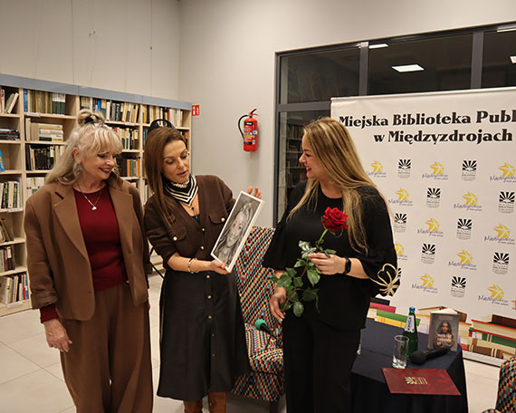 „Dzięki terapii można na nowo zbudować siebie” – spotkanie autorskie z Katarzyną Glinką w międzyzdrojskiej bibliotece