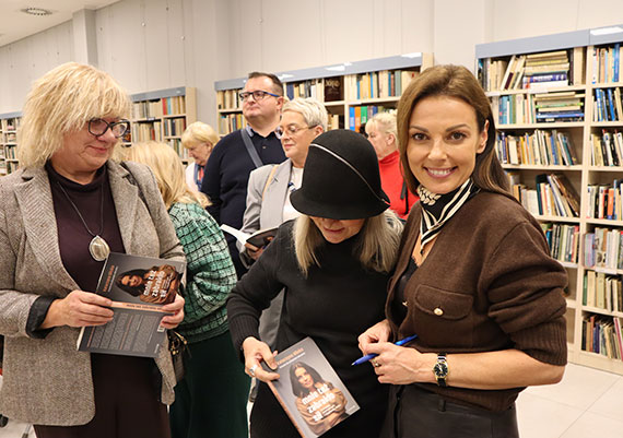 „Dzięki terapii można na nowo zbudować siebie” – spotkanie autorskie z Katarzyną Glinką w międzyzdrojskiej bibliotece