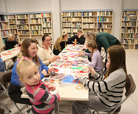 Rodzinne warsztaty plastyczne w międzyzdrojskiej bibliotece