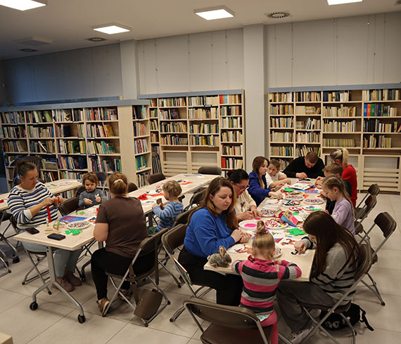 Rodzinne warsztaty plastyczne w międzyzdrojskiej bibliotece