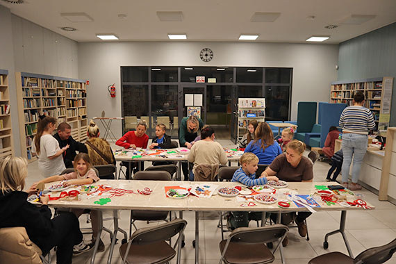 Rodzinne warsztaty plastyczne w międzyzdrojskiej bibliotece