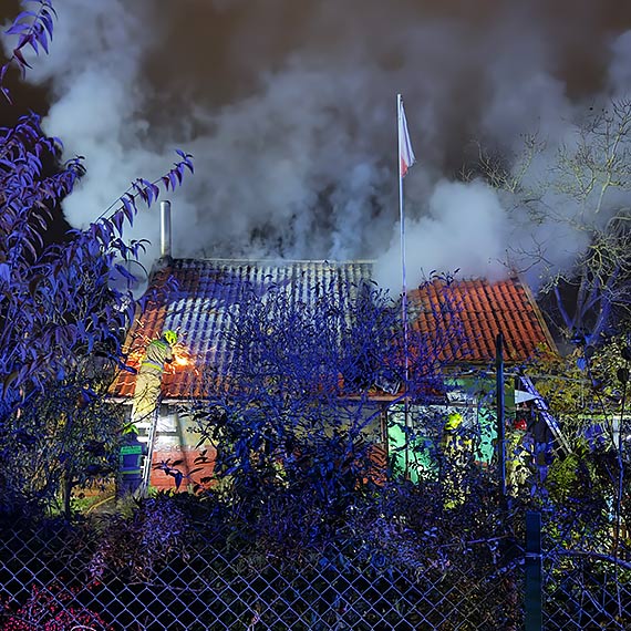 Pożar budynku na terenie ogrodów w Międzyzdrojach. Strażacy walczyli z ogniem. Zobacz film!