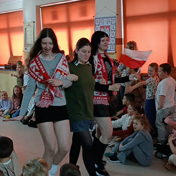 Młodzi śladami bohaterów - patriotyczny projekt w Szkole Podstawowej w Dziwnowie