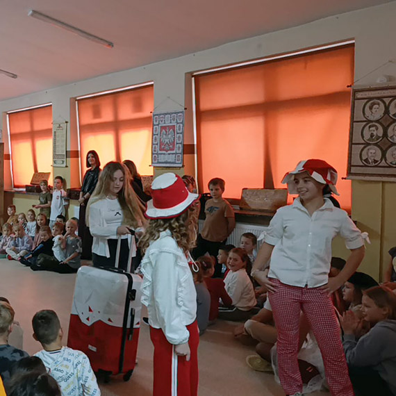 Młodzi śladami bohaterów - patriotyczny projekt w Szkole Podstawowej w Dziwnowie