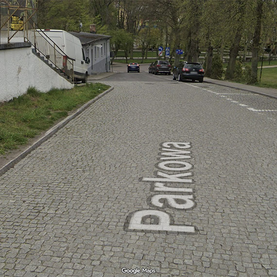 Słupki przy ulicy Jana Pawła II w Międzyzdrojach. Wreszcie porządek, ale miejsca parkingowe wciąż potrzebne