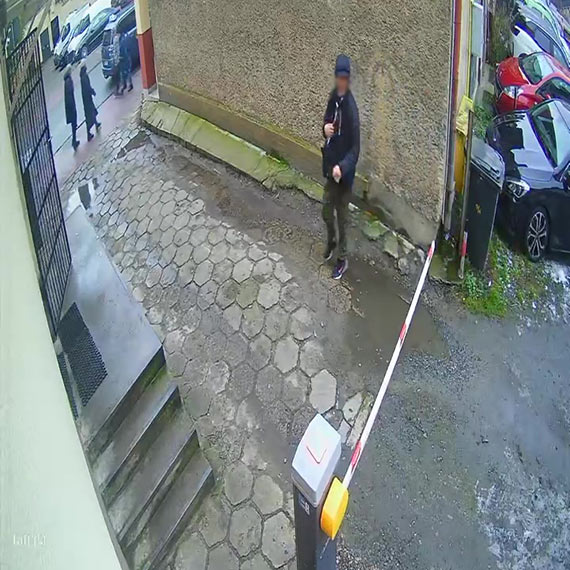 Gdy samochody tracą twarz. Historia logotypów zrywanych w centrum Świnoujścia