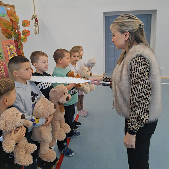 Pasowanie na czytelnika i midzynarodowy dzie pluszowego misia w Dziwnowie
