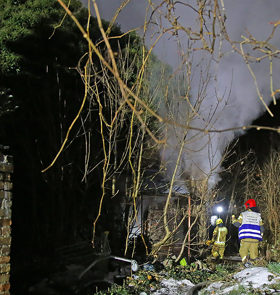 Pożar pustostanu w Międzyzdrojach przy ulicy Skłodowskiej. Cztery zastępy straży w akcji