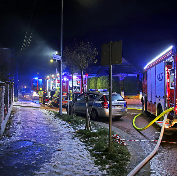 Pożar pustostanu w Międzyzdrojach przy ulicy Skłodowskiej. Cztery zastępy straży w akcji