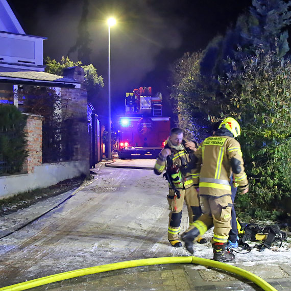 Pożar pustostanu w Międzyzdrojach przy ulicy Skłodowskiej. Cztery zastępy straży w akcji