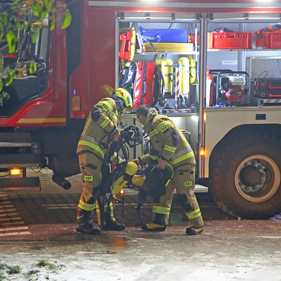Pożar pustostanu w Międzyzdrojach przy ulicy Skłodowskiej. Cztery zastępy straży w akcji