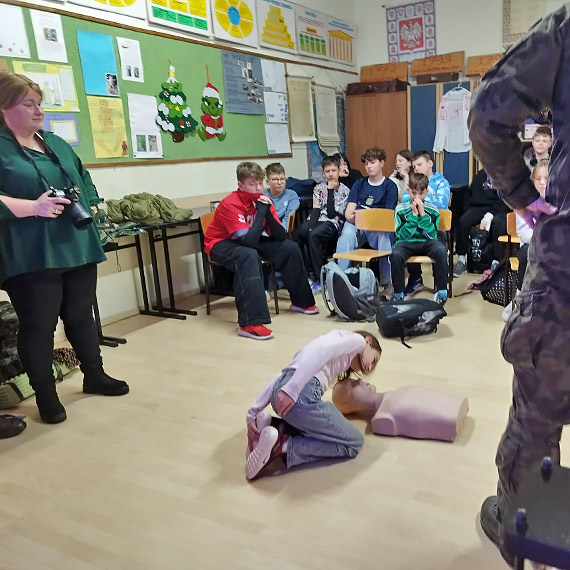 Edukacja z wojskiem w Dziwnowie. Uczniowie uczyli się pierwszej pomocy i zasad bezpieczeństwa