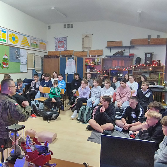 Edukacja z wojskiem w Dziwnowie. Uczniowie uczyli się pierwszej pomocy i zasad bezpieczeństwa