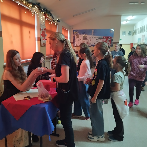 Andrzejkowa magia w SP w Dziwnowie. „Cyganki” zdradzay szkolne przepowiednie