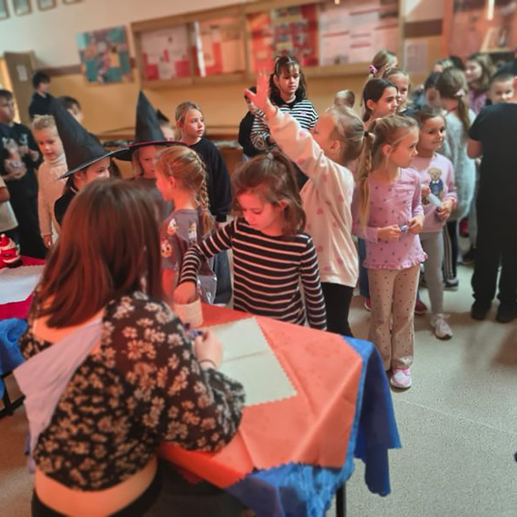 Andrzejkowa magia w SP w Dziwnowie. „Cyganki” zdradzały szkolne przepowiednie