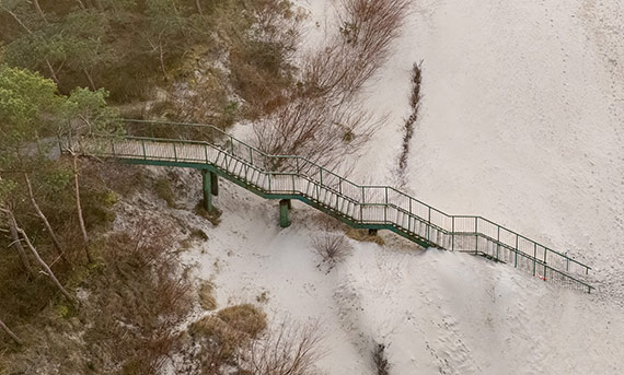 Gmina Dziwnów podpisuje umowy na budowę trzech nowych zejść na plażę
