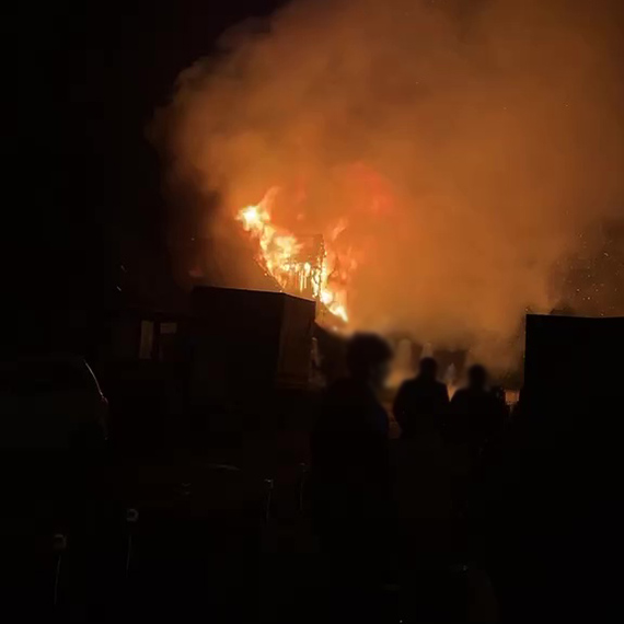 Groźny pożar budynku gospodarczego w Sulikowie. Strażacy wynieśli butle z gazem