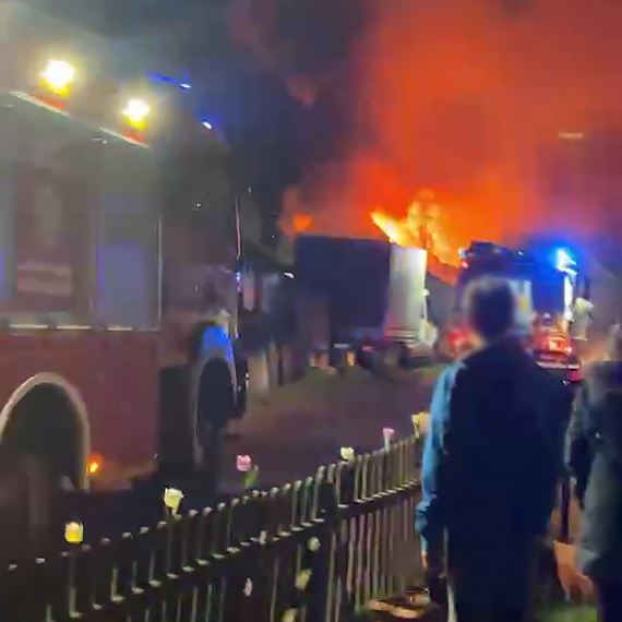 Groźny pożar budynku gospodarczego w Sulikowie. Strażacy wynieśli butle z gazem