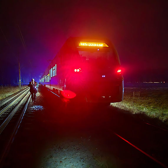 Potrcenie 67-latka przez pocig w Kodrbku. Straacy z OSP Koczewo udzielili natychmiastowej pomocy